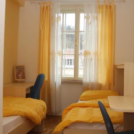 Saint Ignatius Retreat House לינה וארוחת בוקר